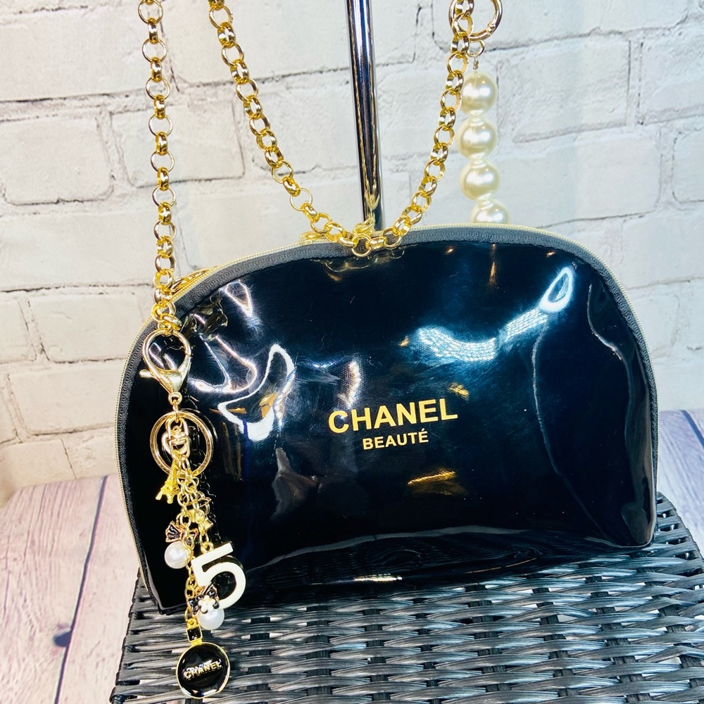 Chanel crossbody cosmetic bag from beauty line with handmade bag charm keychain - Picture 2 of 13